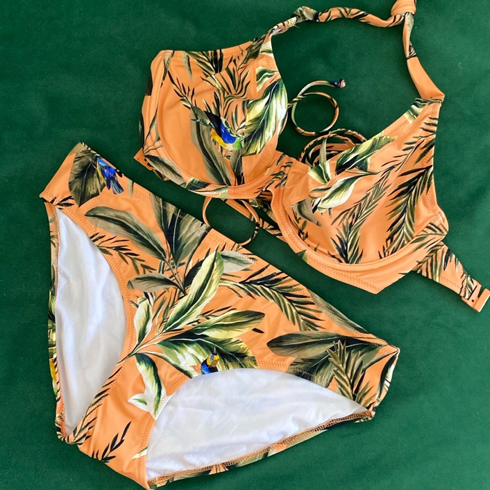 NWT bikini set 32G top and Large bottoms -birds in paradise tropical print